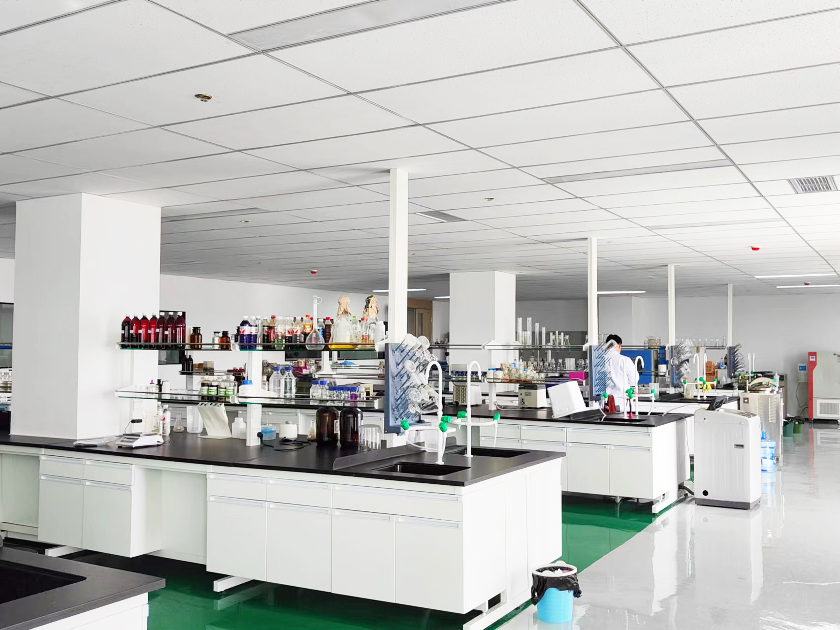 1735629133456452.jpg 實驗工作設(shè)備-1.jpg